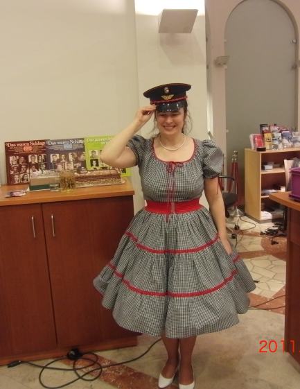 CIMG1077_4_stunde_74 Edith Schiller mit Dienstkappe.jpg